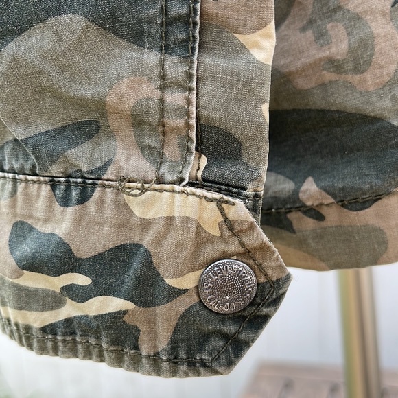 EUC Levi’s Camo lightweight utility Jacket Womens size M - Picture 13 of 17